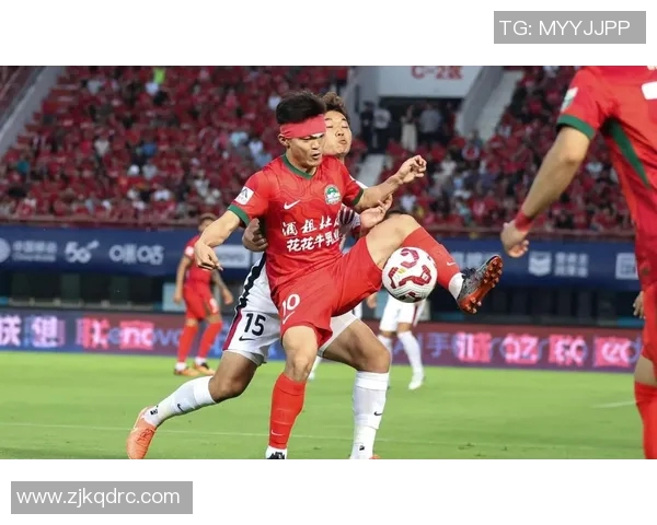 踩脚足球明星转场揭秘新球队新挑战引发球迷热议与期待